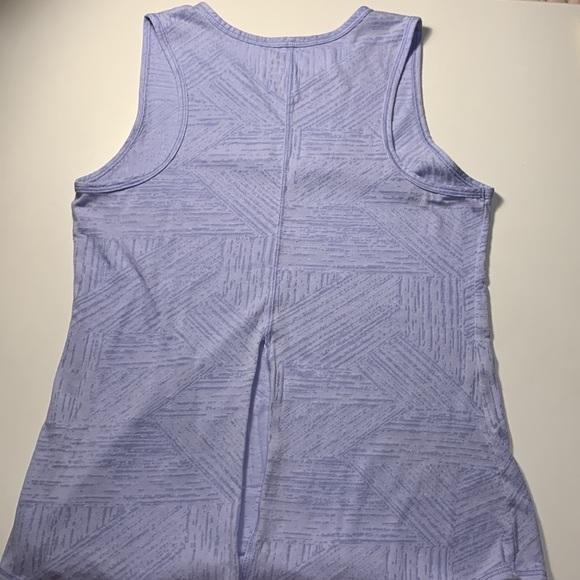 DSH Lavender Color Top Size M- Great Condition Lovely Color and Design- No Label - Picture 3 of 9